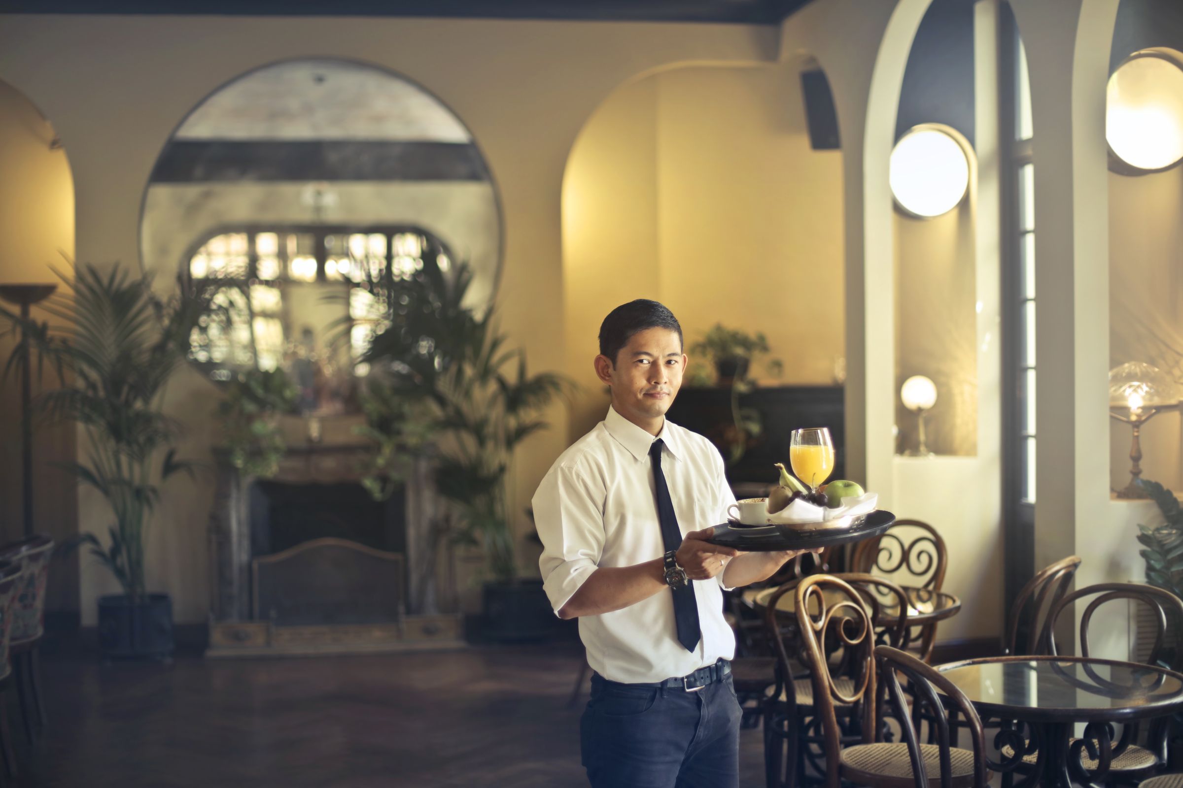 Nhân viên phục vụ F&B
